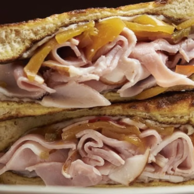 Panini multistrato farciti con prosciutto