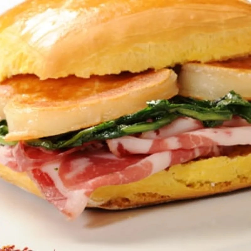 Panino con coppa, verdure e provola affumicata