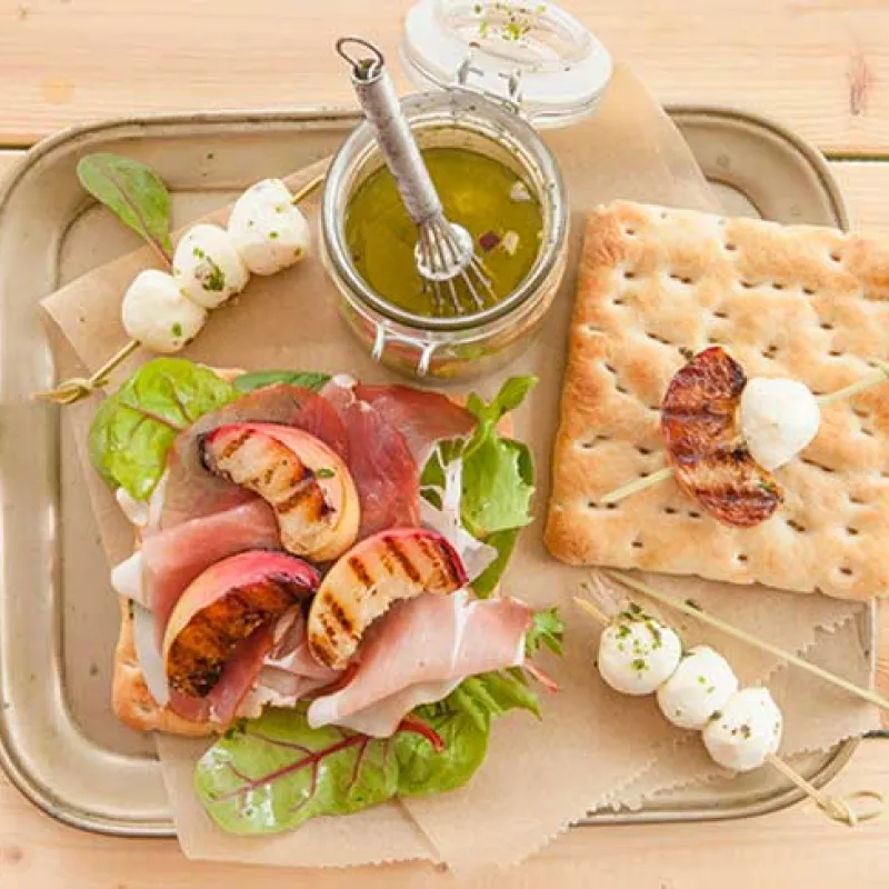 Panino con crudo e pesche grigliate