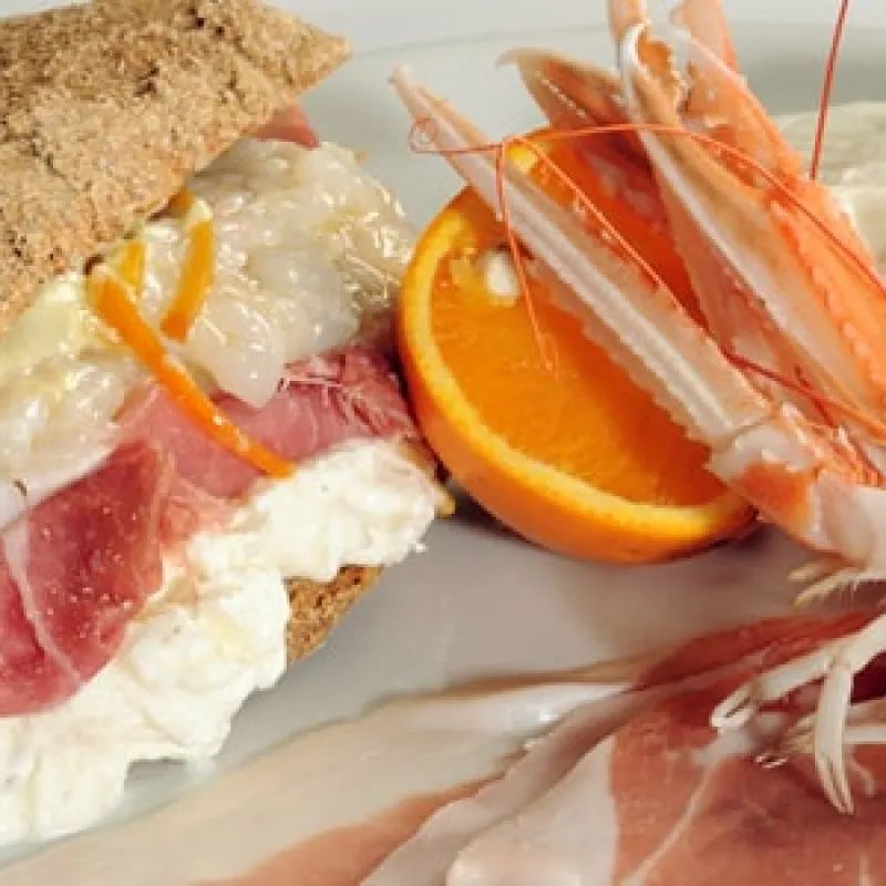 Panino con scampi, burrata e prosciutto crudo