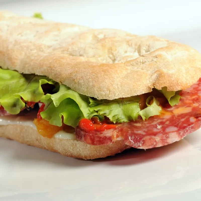 Ciabatta farcita con salame Cremona e insalata