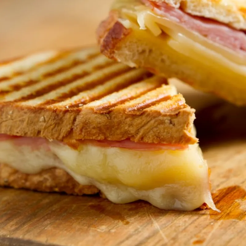 Toast farcito con prosciutto e formaggio