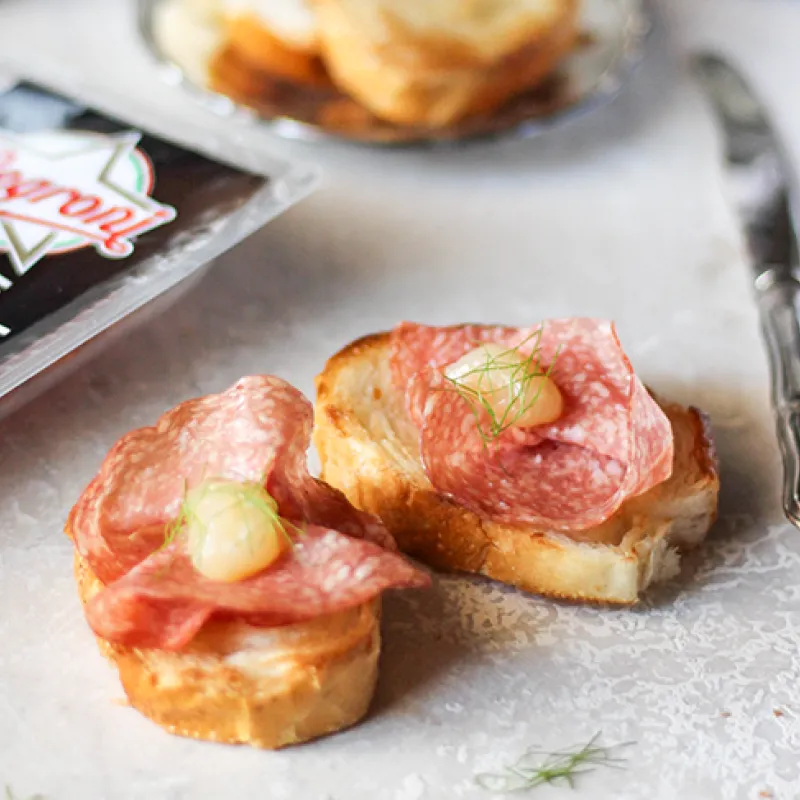 Crostini di pane al burro, salame ungherese la ricetta