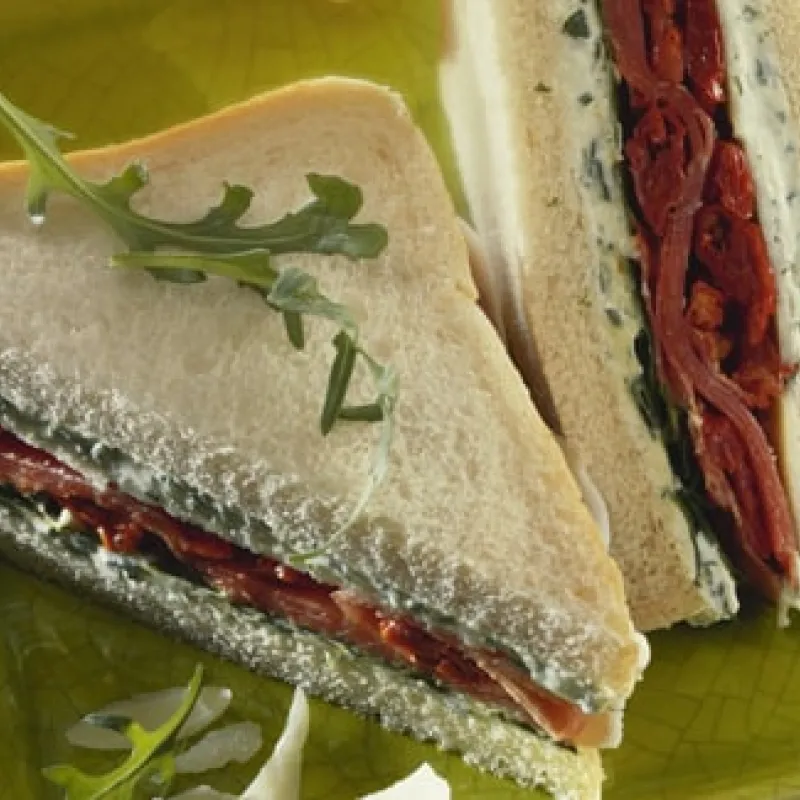 Tramezzino farcito con rucola e bresaola