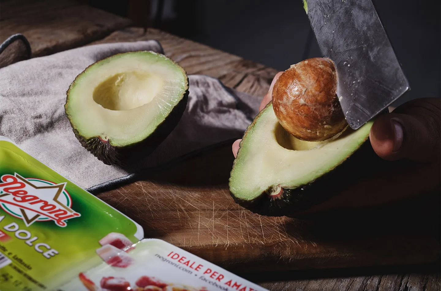 Avocado al forno con uovo di quaglia, pancetta e pecorino_