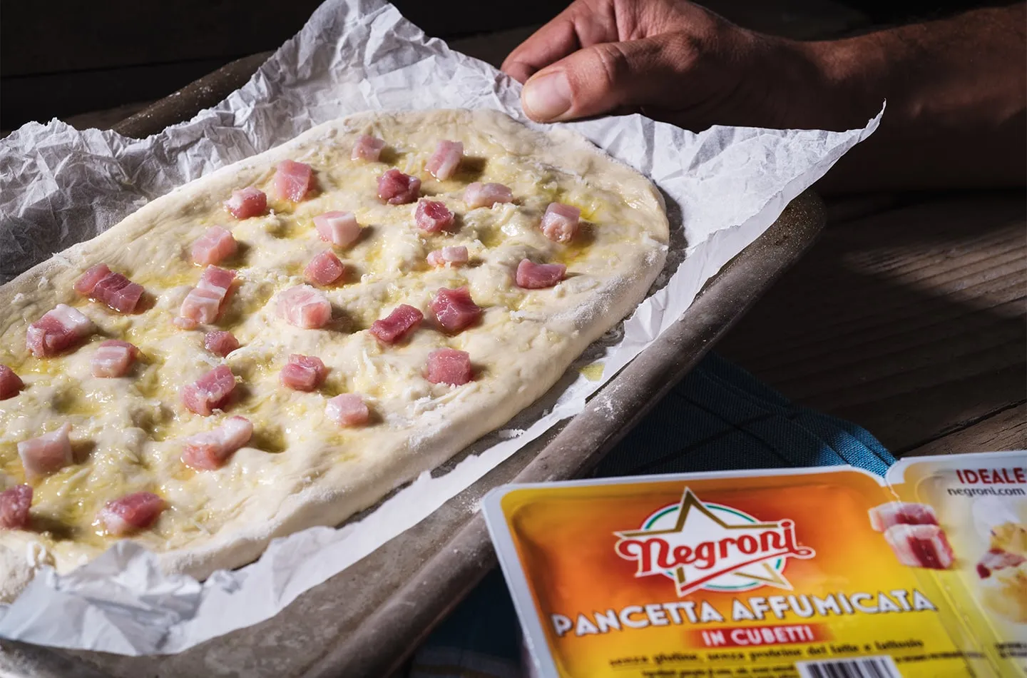 Pizza alla carbonara con uova, pancetta, scaglie di pecorino_