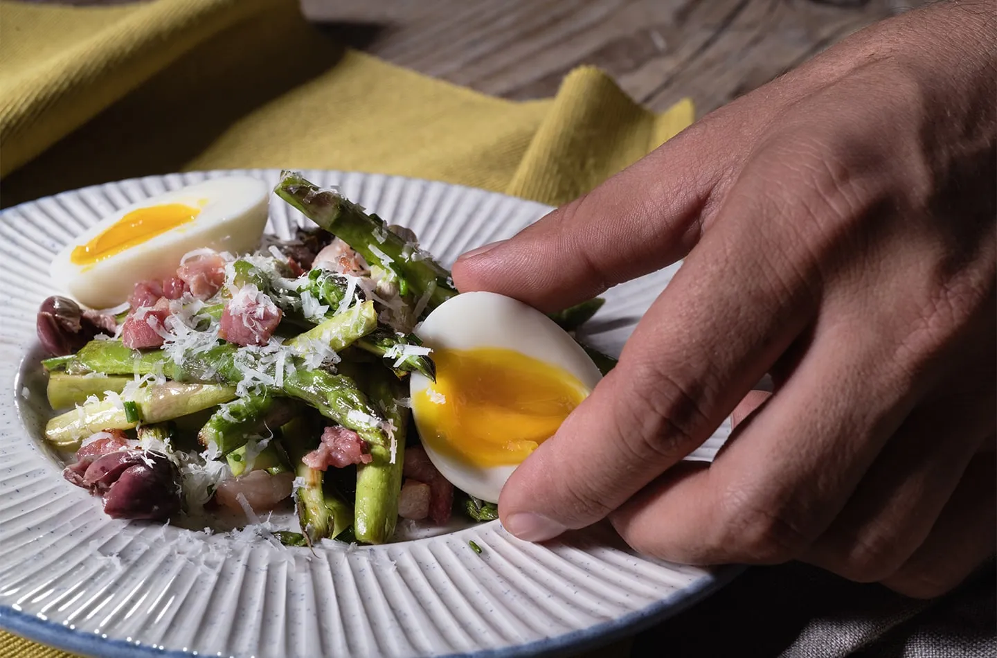 Insalata di asparagi, uova, pecorino, pancetta, olive e pepe_