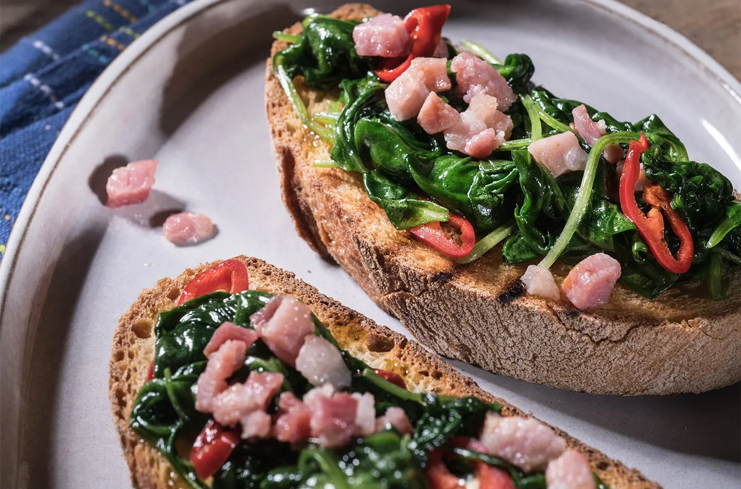 Uovo in camicia su crostone di pane, pancetta e pecorino_