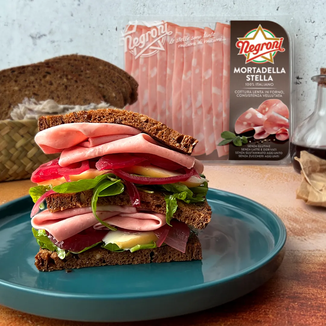 Panino con mortadella, cipolla caramellata, scamorza e insalata.