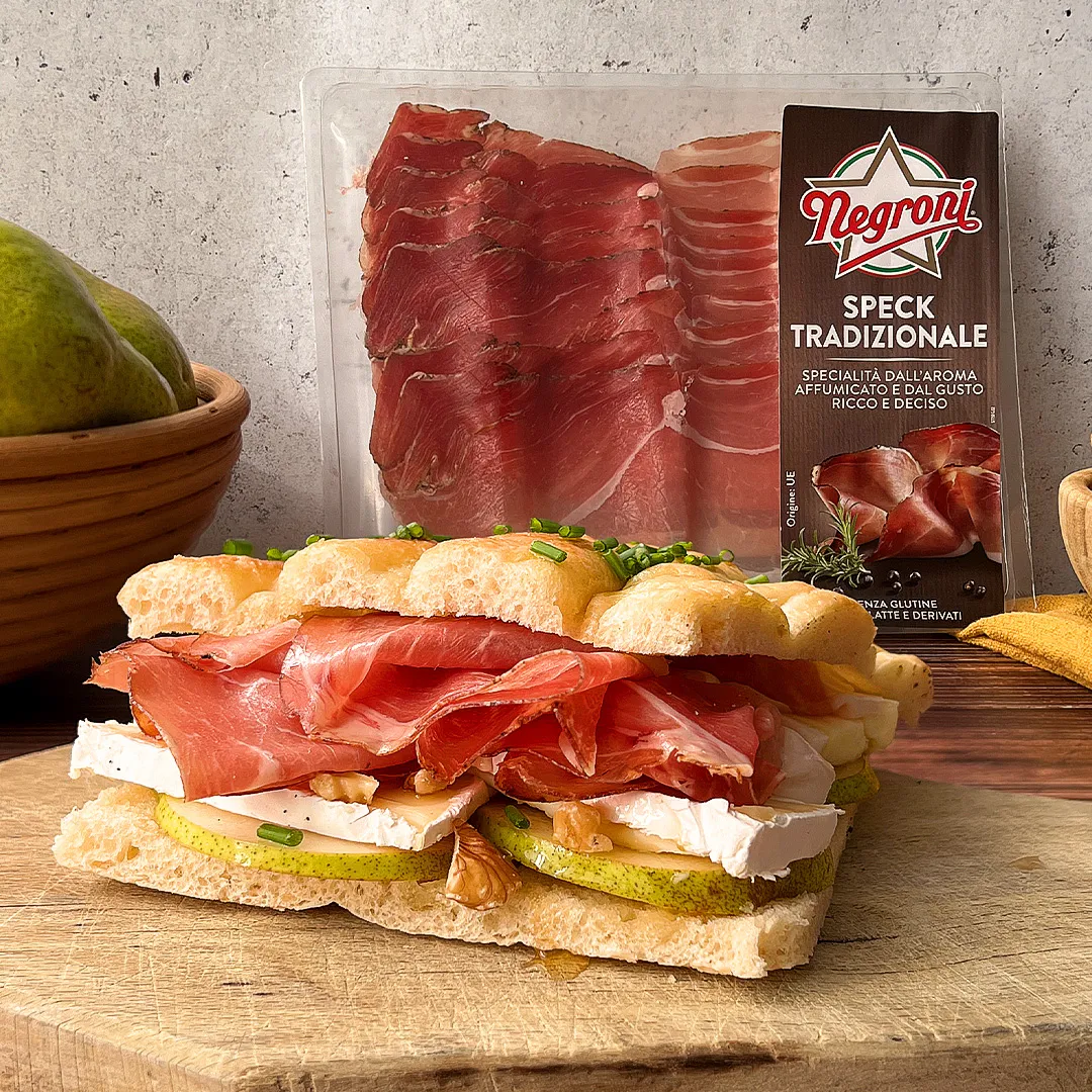 panino con speck tradizionale, brie, pere, miele e noci 