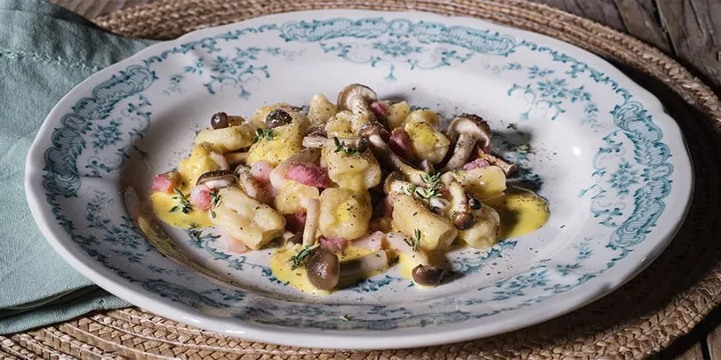 Gnocchi con cubetti di pancetta negroni.