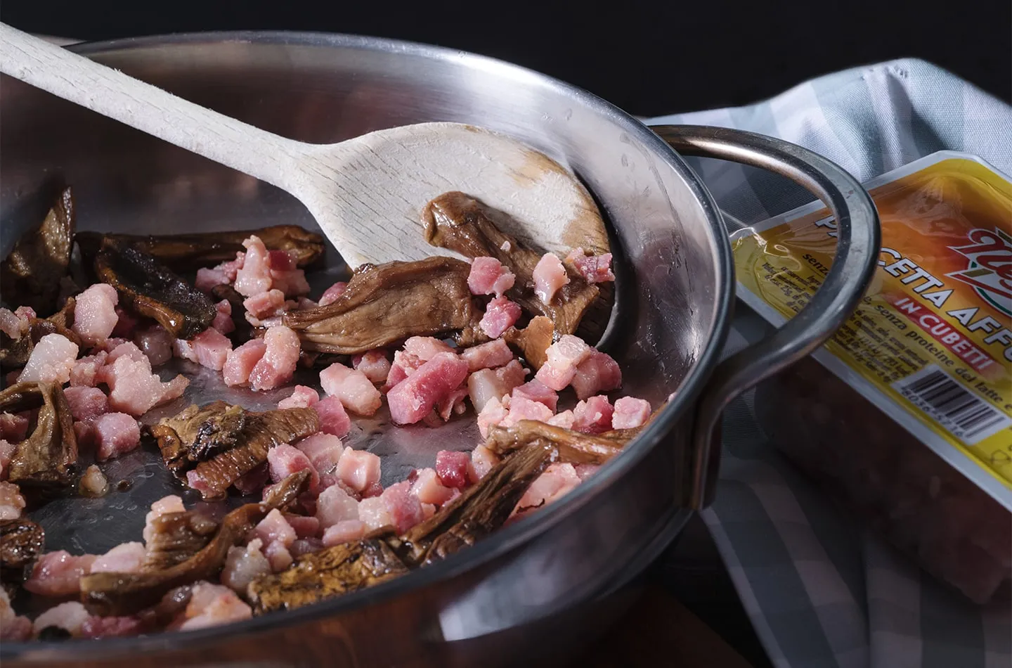 Pagnotta ripiena di formaggi, funghi e cubetti di pancetta_