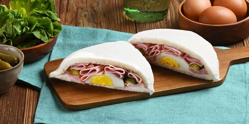 Tramezzino con prosciutto cotto, uovo sodo e cetriolini