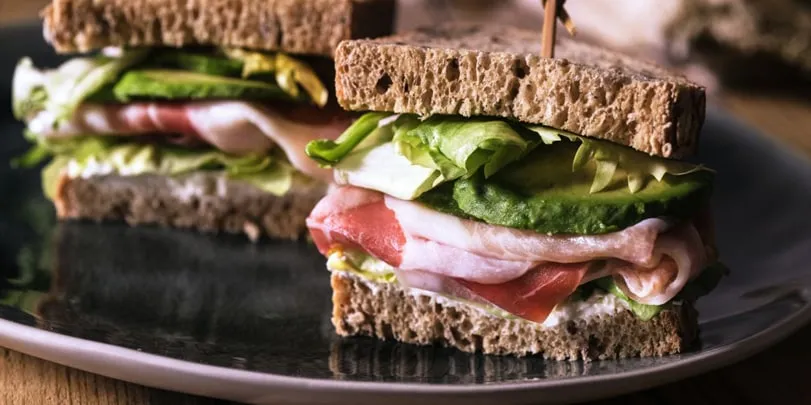 Tramezzini farciti con pancetta, avocado e formaggio